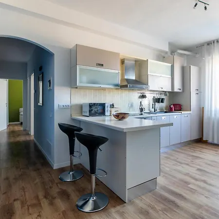 Cozy - Close To Center And Train Station Apartment