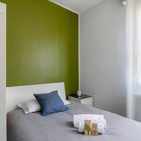 Cozy - Close To Center And Train Station Apartment *